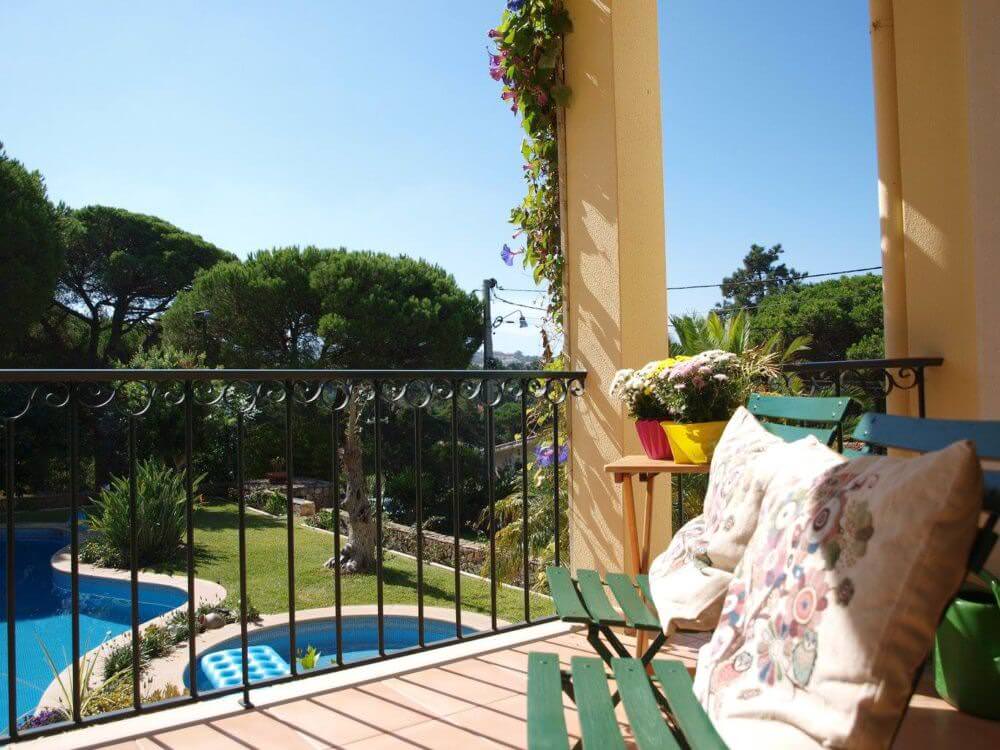 In unserem Ferienhaus verfügen alle Zimmer und Suiten über einen großen Balkon mit Blick auf den Swimmingpool