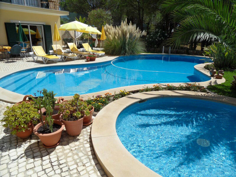 Die beiden Swimmingpools im Ferienhaus Vila del Sol in Sesimbra