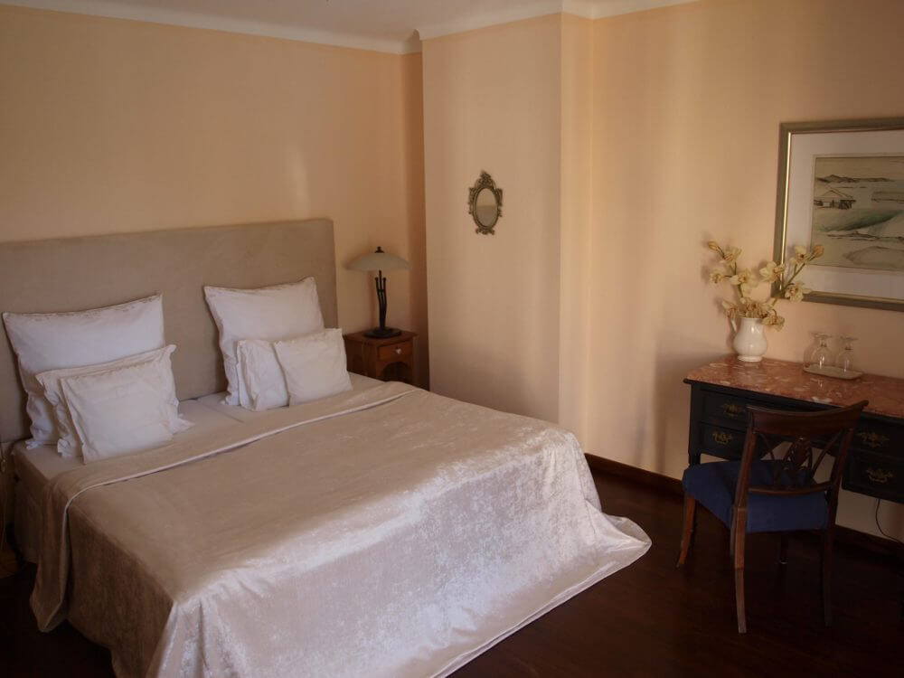 Das gemütliche und komfortable Zimmer Honeymoon in der Vila de Sol ist ideal für einen erholsamen Urlaub in Strand- und Naturnähe.