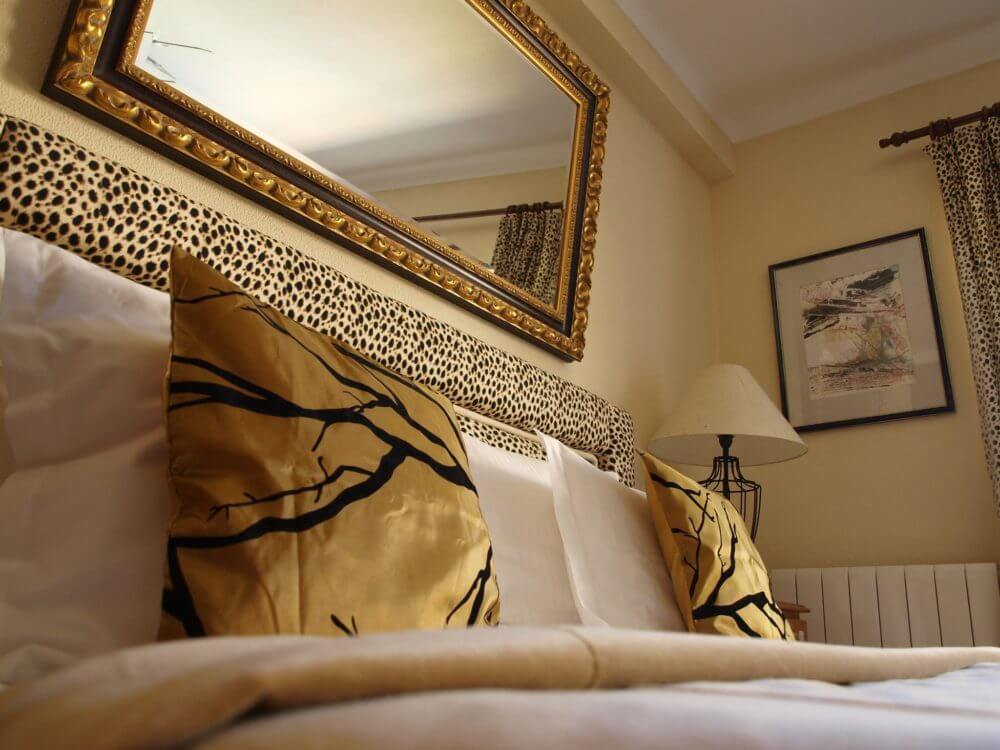 Das gemütliche und komfortable Zimmer Leopardo in der Vila de Sol ist ideal für einen erholsamen Urlaub in Strand- und Naturnähe.
